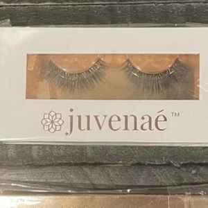 Three clear glue, three ivy lashes, and three Lilly lashes